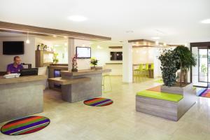 Zona de hol sau recepție la ibis Styles Niort Poitou Charentes