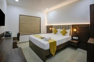 1 dormitorio con 1 cama grande en una habitación en StayBird - AERITH STUDIOS, Exclusive Residences, Kharadi, en Pune
