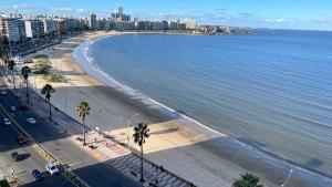 vistas a una playa con edificios y al océano en Frente a la Playa Pocitos!, en Montevideo