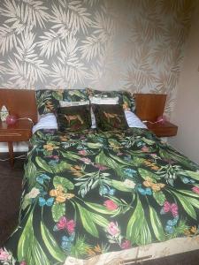 een slaapkamer met een bed met een bloemenbed bij Twenty in Lincolnshire