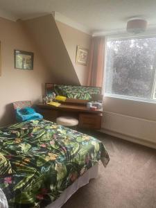 een slaapkamer met een bed, een bureau en een raam bij Twenty in Lincolnshire