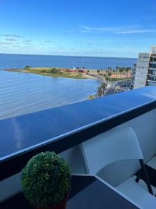 - Balcón con vistas al océano en Frente a la Playa Pocitos!, en Montevideo