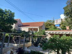une maison sur une colline avec des arbres devant elle dans l'établissement Stone oasis Vito, à Dubrovnik