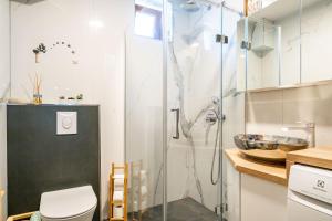 une salle de bain avec une douche avec des toilettes et un lavabo dans l'établissement Stone oasis Vito, à Dubrovnik 37 autres photos