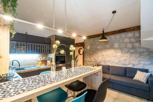 cocina y sala de estar con mesa y sofá en Stone oasis Vito, en Dubrovnik