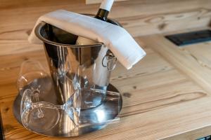 - une bouteille de vin dans un mixeur sur un comptoir dans l'établissement Stone oasis Vito, à Dubrovnik