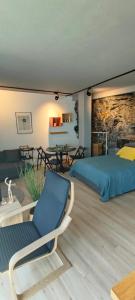 1 dormitorio con 1 cama, mesa y sillas en Victoria loft, en Castell de Ferro