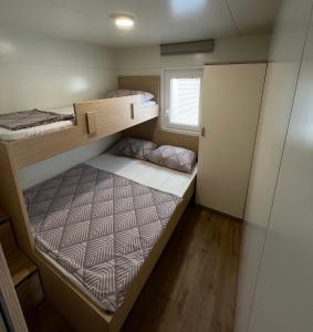 a small room with two bunk beds in it at ZEN MURTER Mobil home in Betina