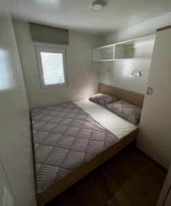 Posteľ alebo postele v izbe v ubytovaní ZEN MURTER Mobil home