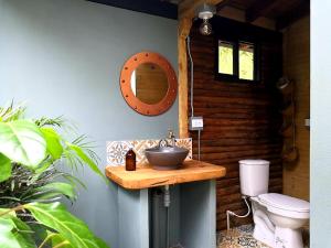 Baðherbergi á Glamping con jacuzzi cerca a Medellin
