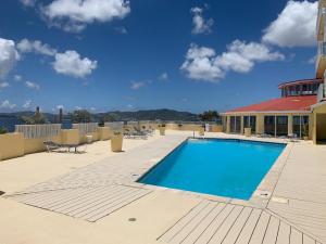 una gran piscina en la parte superior de un edificio en Dramatic views from this specious 1bd/1bth en Christiansted