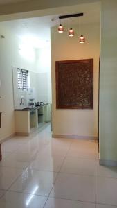 蒂魯吉拉帕利的住宿－Arangan Kudil，大房间墙上有一幅大画