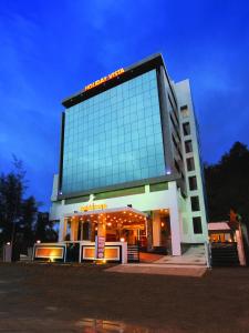 duży budynek z znakiem przed nim w obiekcie Holiday Vista Luxury Hotel and Spa, Thekkady w mieście Thekkady