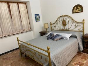 a bedroom with a bed with a metal frame at LA MOTOCICLETTA in Bagnone