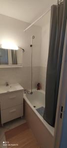 ein Bad mit einer Badewanne, einem Waschbecken und einer Dusche in der Unterkunft Appartement T2 avec vue - Port Leucate - 4 personnes in Leucate