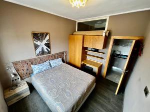 ein kleines Schlafzimmer mit einem Bett und ein Zimmer mit einem Etagenbett in der Unterkunft Sudresidence in Agadir + 130 Fotos