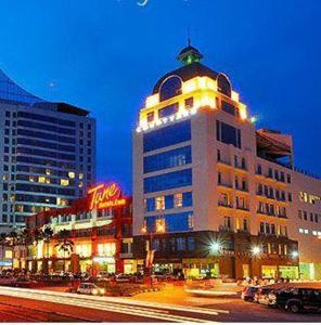 un edificio con un'insegna al neon sopra di esso di Courtyard Hotel 1Borneo a Kota Kinabalu