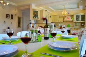 une cuisine avec une table et des verres de vin dans l'établissement Belle Verte Villa Maleme, à Maleme