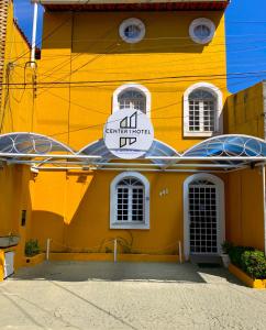 un edificio amarillo con un cartel en el costado en Center 1 Hotel, en Fortaleza