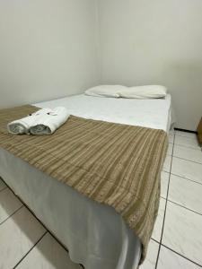 ein Bett mit zwei Handtüchern darüber in der Unterkunft Center 1 Hotel in Fortaleza