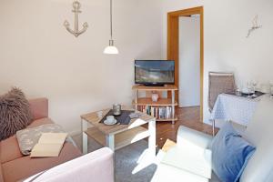 a living room with a couch and a tv at Hygge in List