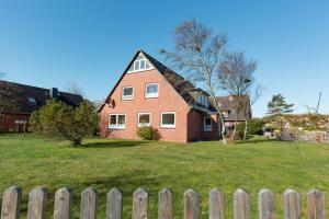 a house in a yard with a fence at Hygge in List