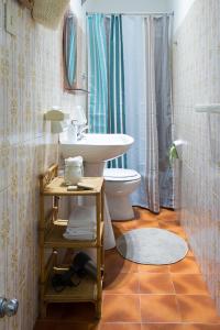 łazienka z toaletą i umywalką w obiekcie La Casa di Merion w mieście Posatora
