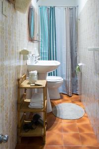 a bathroom with a toilet and a sink at La Casa di Merion in Posatora