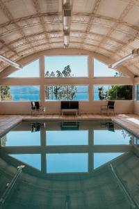 uma piscina interior com vista para a água em Basia Hotel & Sushi em San Carlos de Bariloche