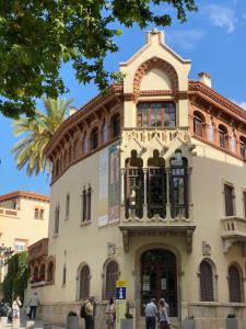 um edifício com pessoas do lado de fora em Luminoso apartamento en Canet de Mar cercano a la playa y a Barcelona em Canet de Mar