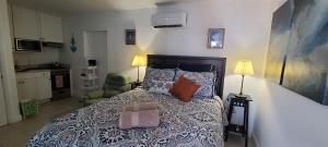 een slaapkamer met een groot bed en een keuken bij LA CASITA, Cute and Homey Private Studio in Miami
