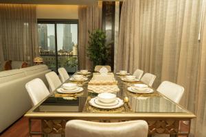 Luxury 3 BR - Direct View to Burj Khalifa 레스토랑 또는 맛집