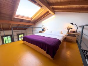 Un dormitorio con una cama grande en una habitación con techos de madera. en 118 Alacati, en Alacati