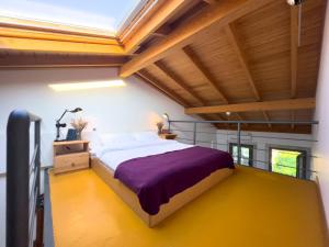 1 dormitorio con 1 cama grande y tragaluz en 118 Alacati, en Alacati