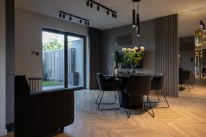 a living room with a dining room table and chairs at Apartament Zwirki in Toruń
