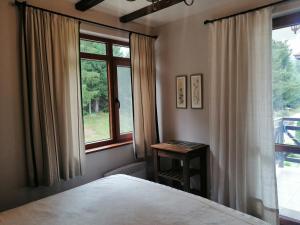 1 dormitorio con cama y ventana en "Моето Любимо Място", Смолянски езера - "My Favorite Place", Smolyan lakes en Smolyan
