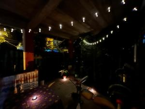 um quarto escuro com um banco e luzes em Natural Experience House em Tortuguero