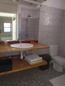 La salle de bains est pourvue d'un lavabo et de toilettes. dans l'établissement Bungalow Milo, à Bouillante