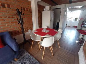 een keuken met een tafel en stoelen en een koelkast bij Cerca al centro con parqueo GRATIS - 2 habitaciones in Popayan