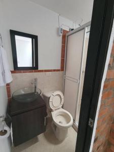 een badkamer met een toilet, een wastafel en een douche bij Cerca al centro con parqueo GRATIS - 2 habitaciones in Popayan