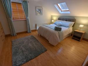 Lova arba lovos apgyvendinimo įstaigoje Spacious & Cosy fully equipped 4 bedroom house.
