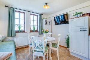 uma cozinha e sala de estar com mesa e cadeiras em Ferienhaus Christina em Reichensachsen