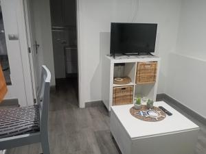 salon z telewizorem na białej szafce w obiekcie Caleta de Interian Loft Sasy w mieście Los Silos