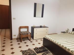 ファレルナにあるCasa giuseppeのベッドルーム1室(ベッド1台、ドレッサー、椅子付)