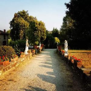 eine Gruppe von Menschen, die in einem Garten mit Blumen stehen in der Unterkunft Da Nonna Gio' in Pratovecchio