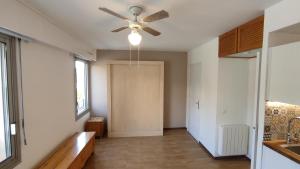 an empty room with a ceiling fan and a door at Very Nice studio in city center in Bandol