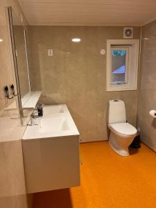 a bathroom with a white sink and a toilet at Nørdre-Repp in Boverdalen