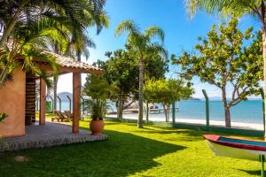 a resort with a view of the beach at Pousada Recanto das Flores in Governador Celso Ramos