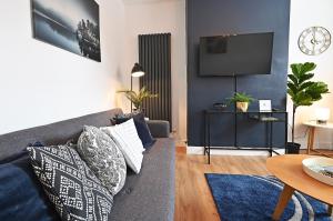 TV a/nebo společenská místnost v ubytování The Coffee Pot Cottage in Town Centre FREE Parking