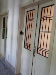 zwei Türen mit Eisenstangen in einem Raum in der Unterkunft Vienna as it's best - Apartment "Egon Schiele" in Wien